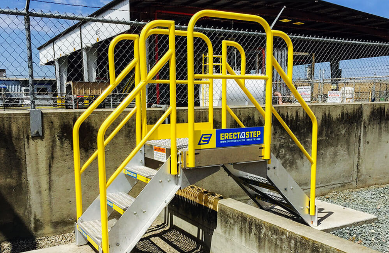 Verstelbare trap van ErectaStep voor veilige toegang tot machines en werkplatforms